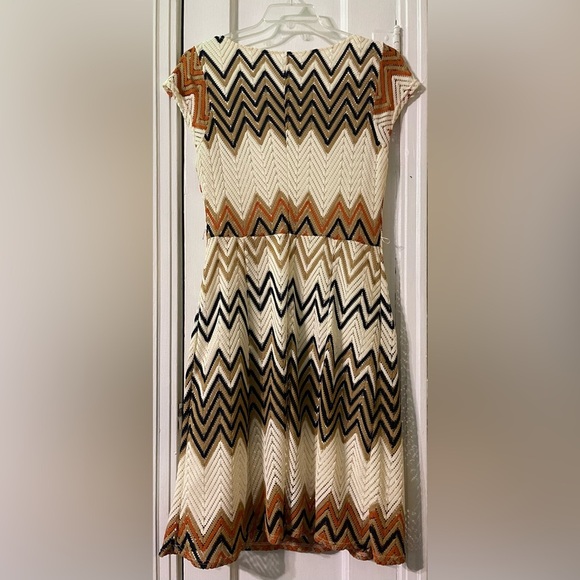 Chic Chevron Patterned Dress With Cap Sleeves - Picture 2 of 5